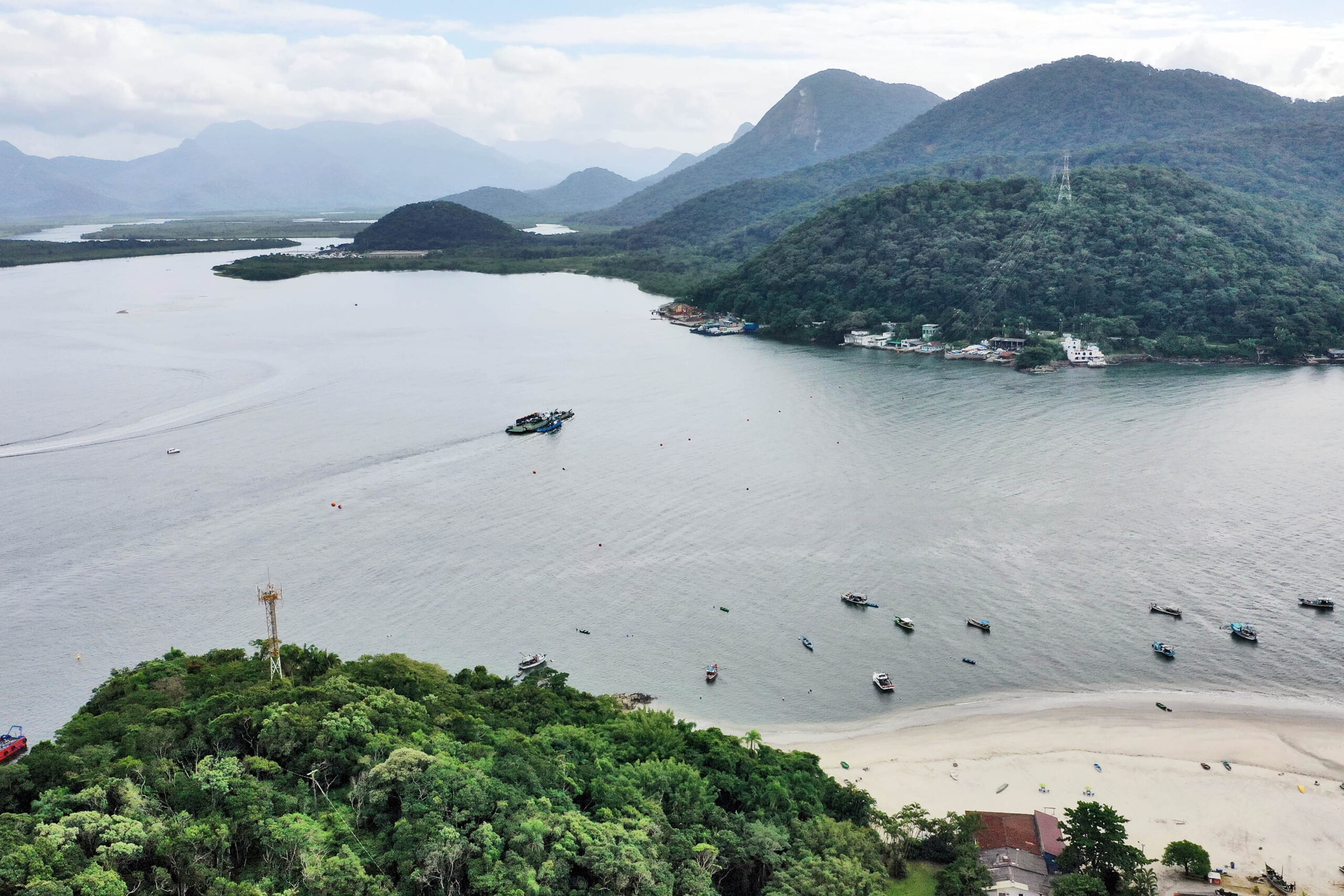 Ponte de Guaratuba, no litoral. A construção, que custará R$ 386,9 milhões, terá mais de um quilômetro de extensão e vai ligar os municípios de Guaratuba e Matinhos